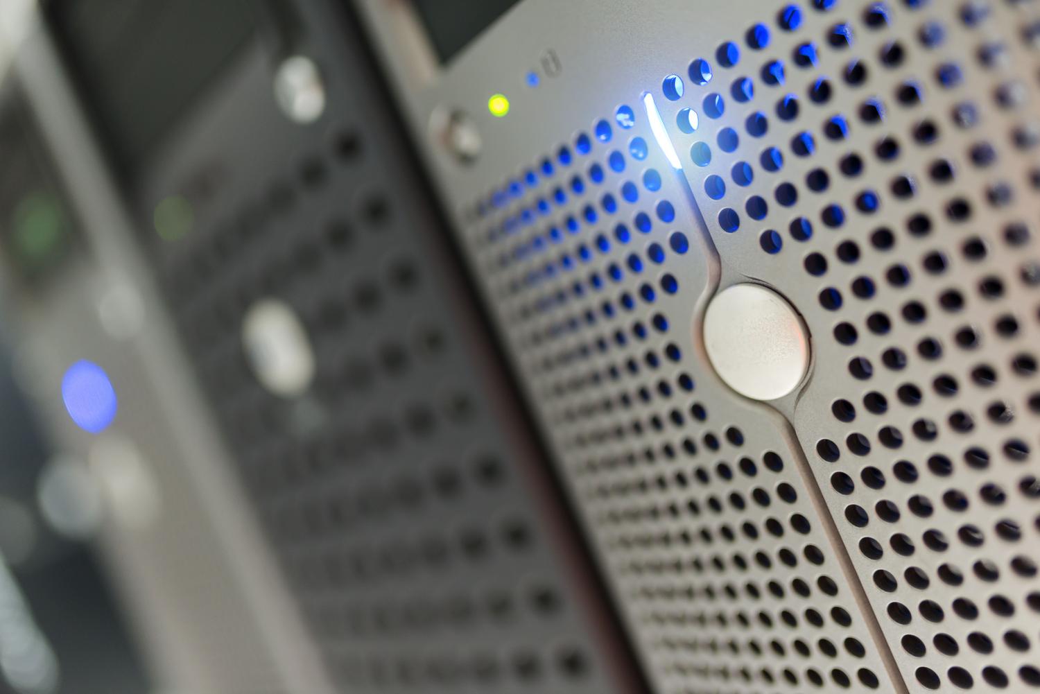 Detalle técnico de indicadores LED en racks de servidores, simbolizando el rendimiento y la arquitectura de infraestructura cloud