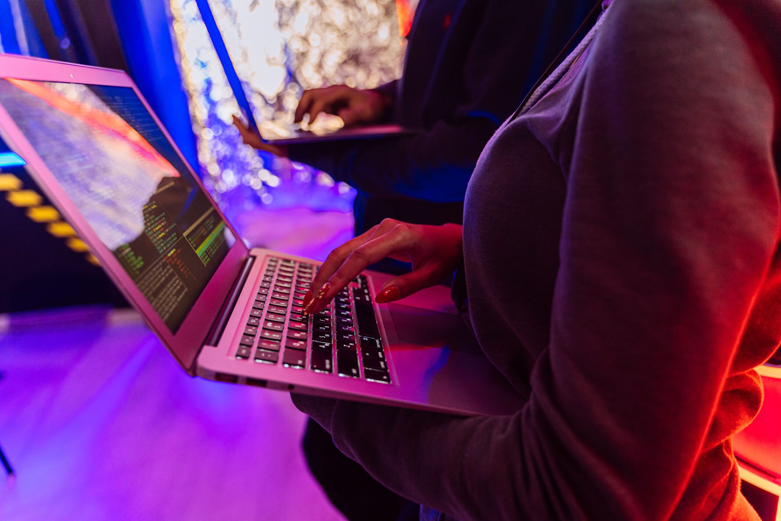 Profesionales analizando datos en laptops para la optimización de costes de servicios cloud.