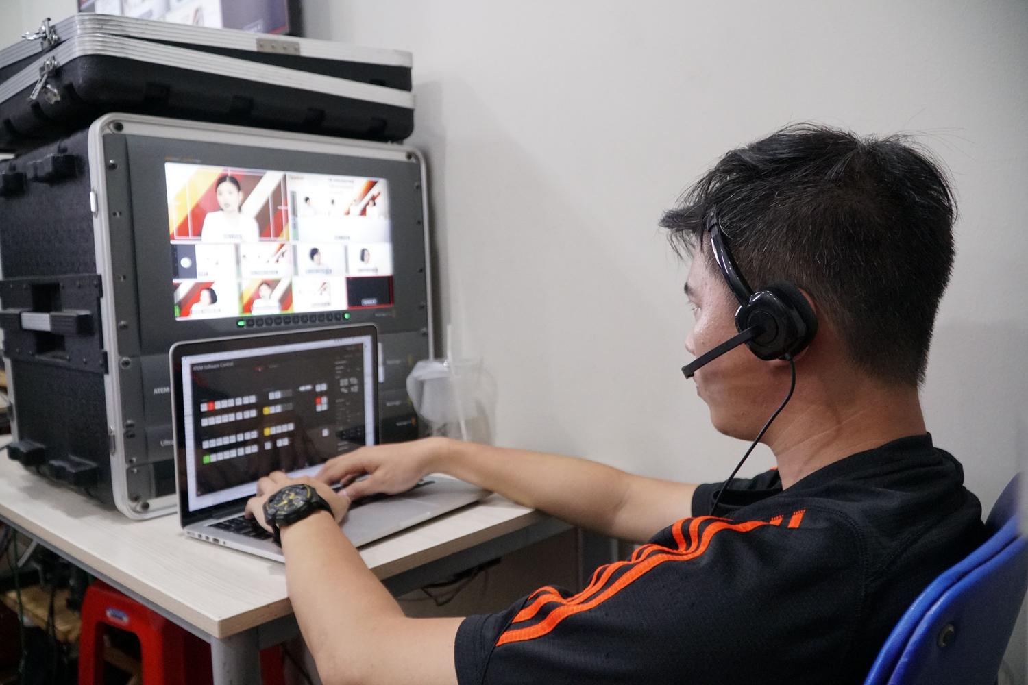 Técnico de producción audiovisual gestionando múltiples señales de vídeo en tiempo real para un stream en vivo.