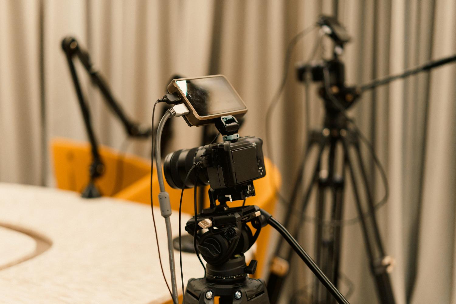 Set de estudio profesional equipado con cámaras y micrófonos para producciones de streaming de alta calidad.