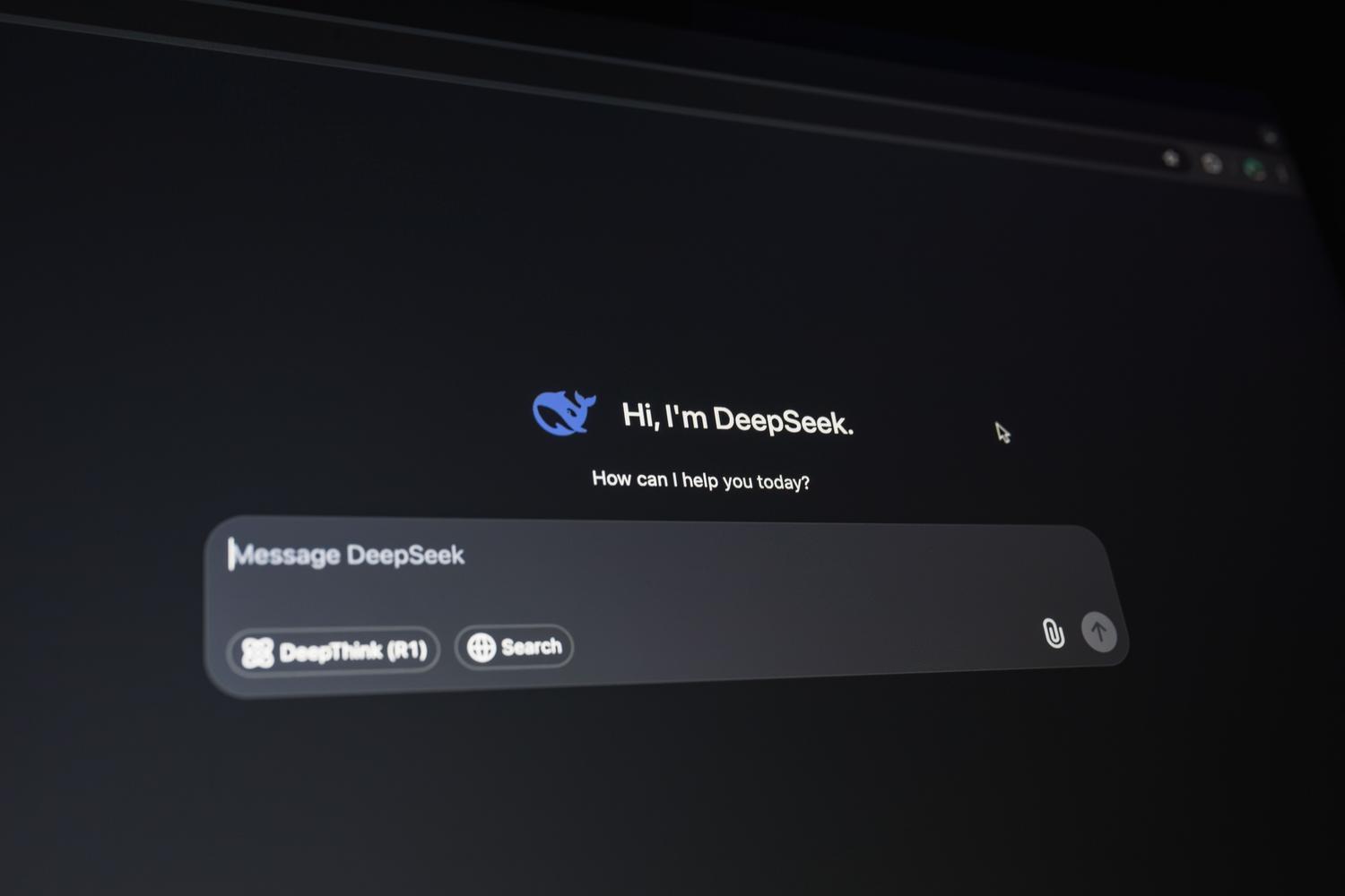 Interfaz de un asistente de inteligencia artificial en modo oscuro, mostrando la ventana de chat y el campo de entrada de prompts para la interacción con el usuario.