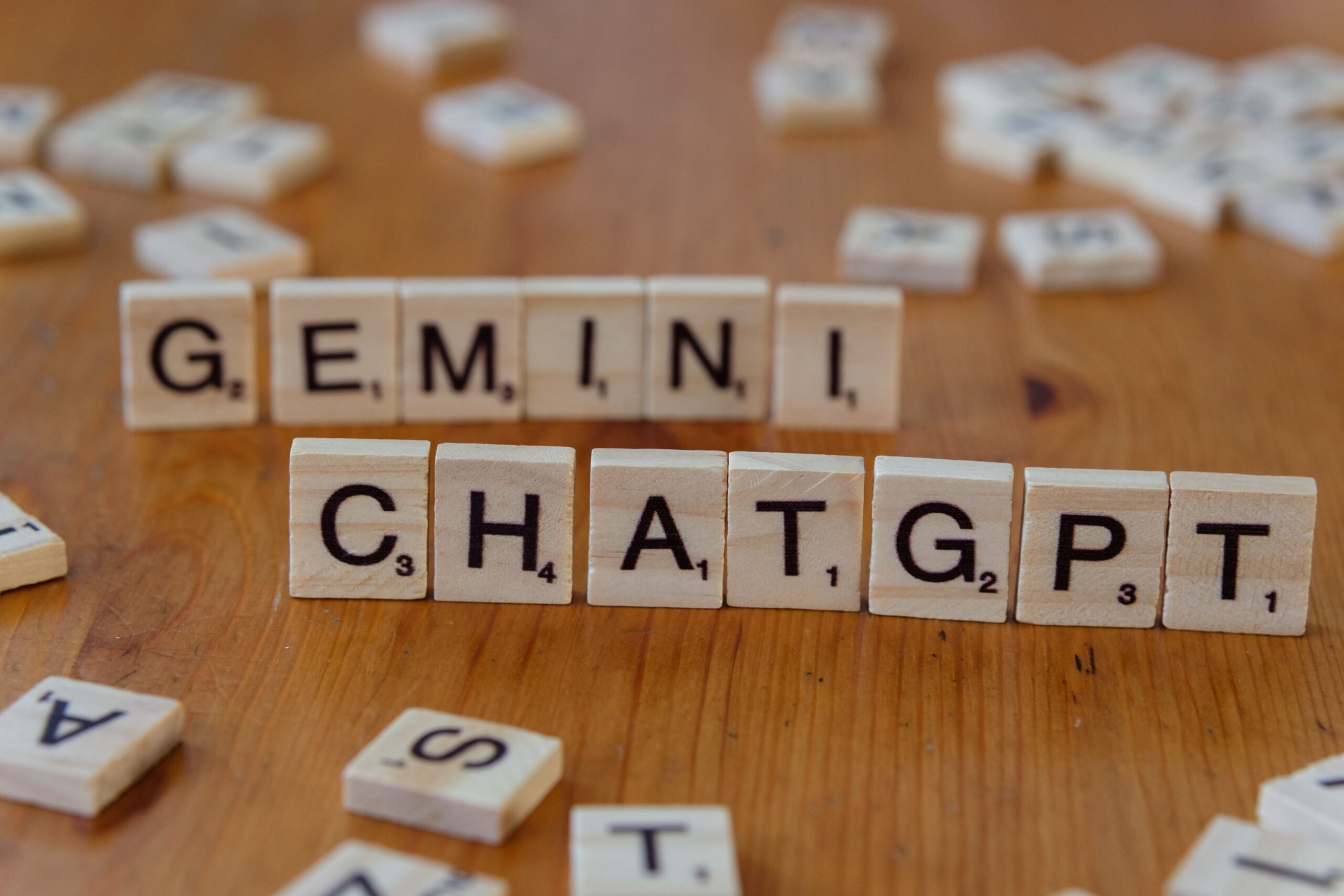 Comparativa visual de servicios de IA mediante fichas de madera con los nombres de Gemini y ChatGPT.