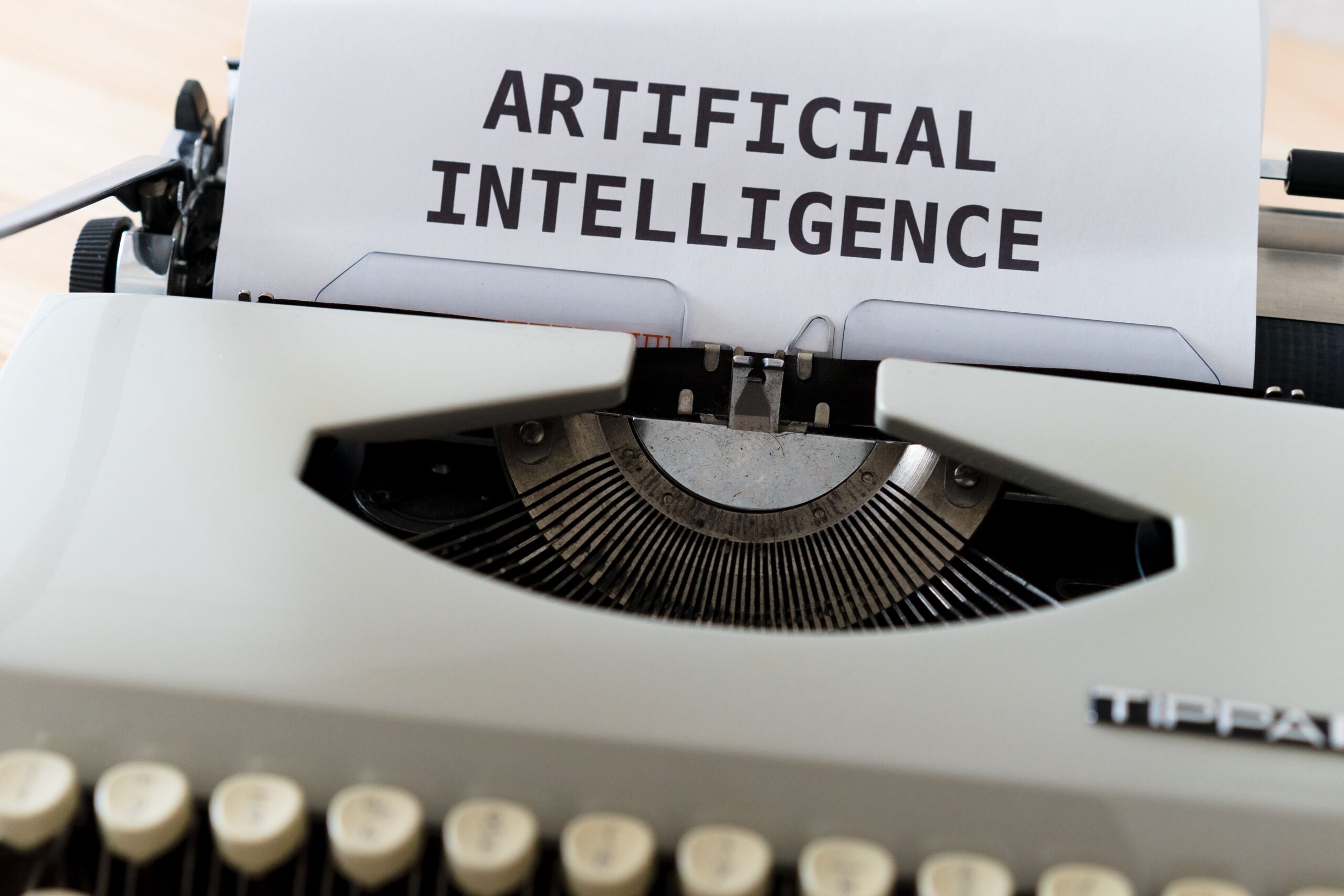 Máquina de escribir vintage con el texto 'Artificial Intelligence', simbolizando la evolución de la redacción hacia la IA.