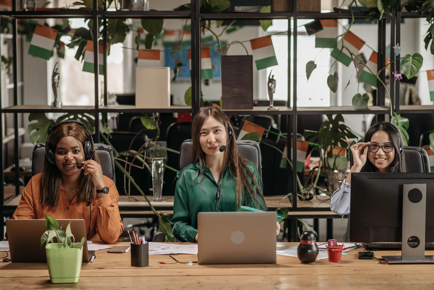 Equipo multicultural de trabajo en una oficina moderna, simbolizando la colaboración internacional y la localización corporativa.