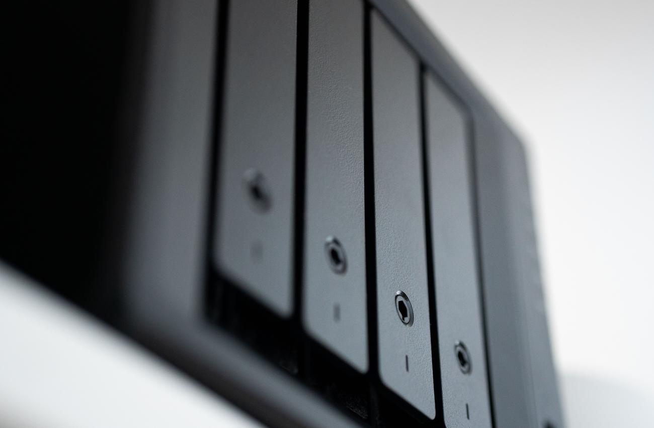 Servidor NAS profesional con bahías de discos duros para backup local empresarial.