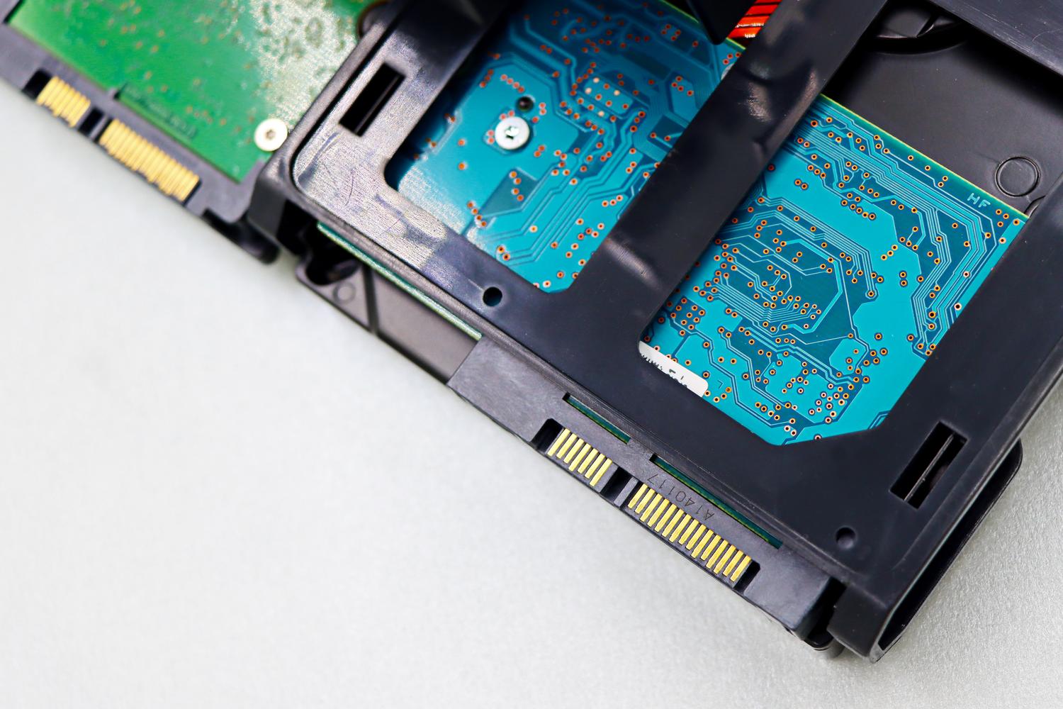 Primer plano de los componentes internos y circuitos de un disco duro, ilustrando la parte técnica del hardware NAS.