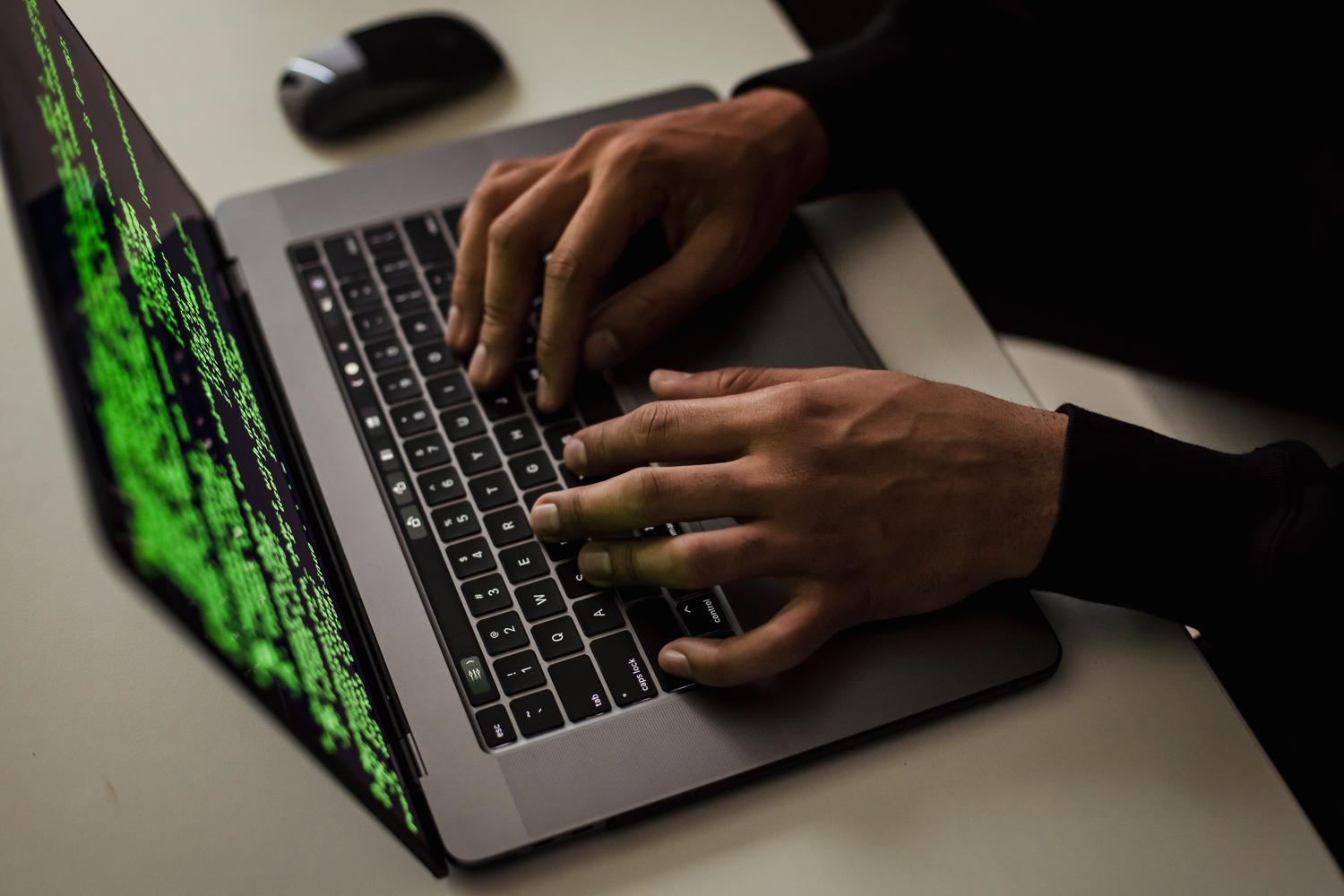 Imagen conceptual de un hacker trabajando en un ordenador, representando los riesgos de seguridad y ataques de bots.