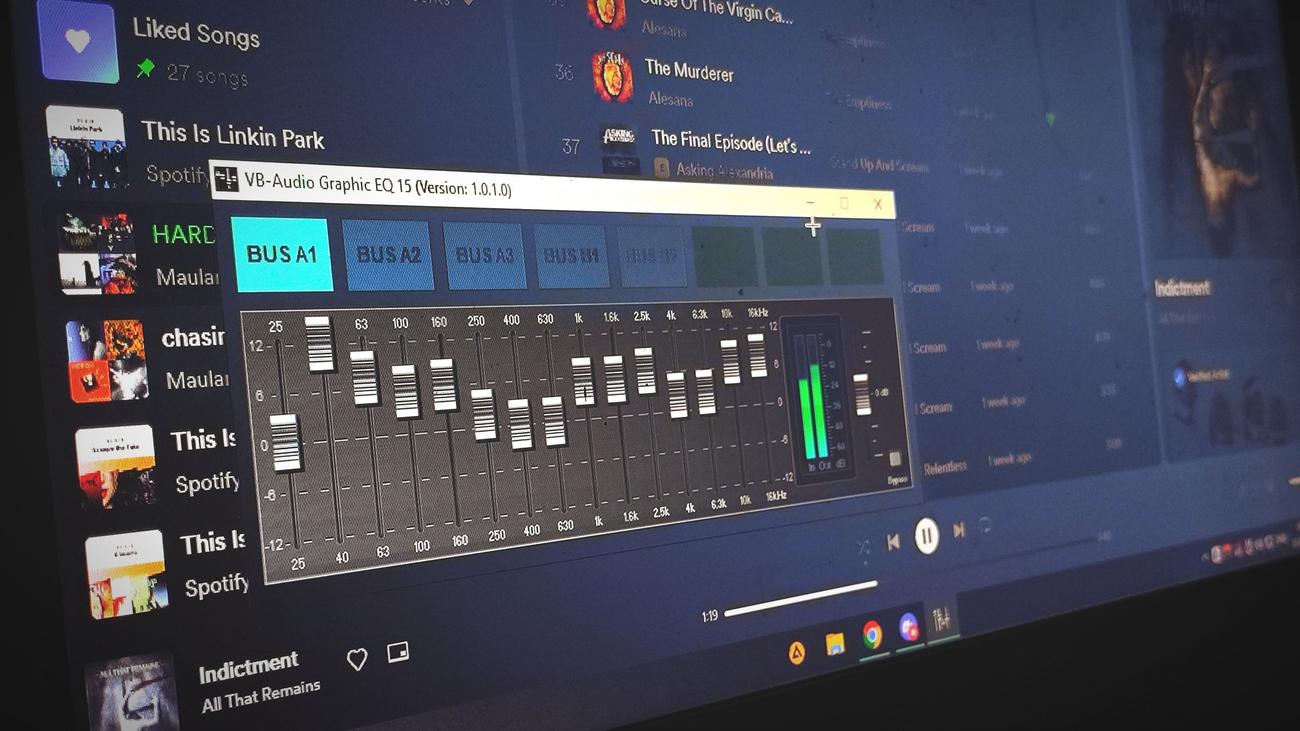 Primer plano de un ecualizador gráfico de audio en la pantalla de un portátil, ideal para ilustrar la configuración de sonido y el solucionador de problemas.