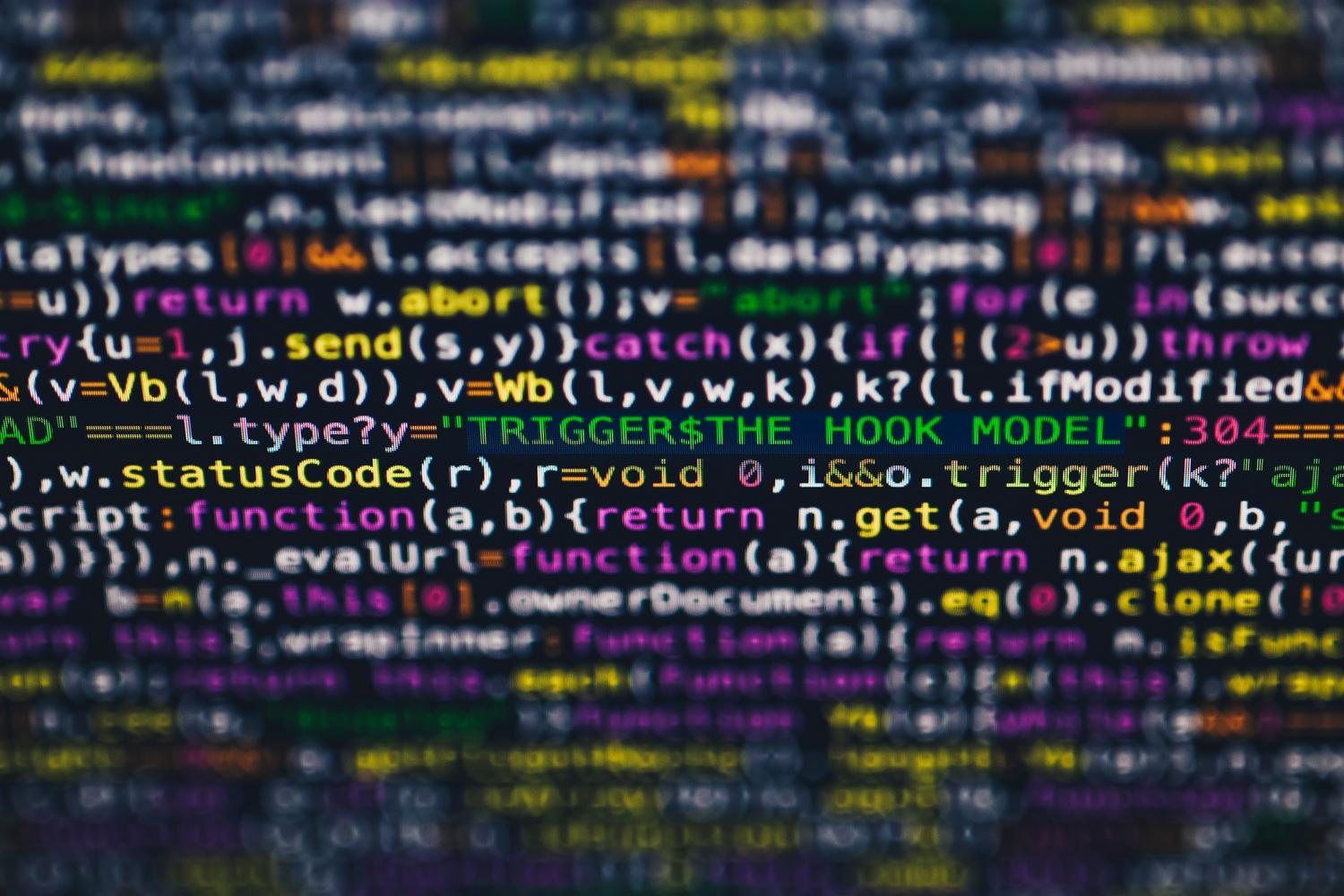 Primer plano vibrante de líneas de código de programación multicolor en una pantalla, representando la lógica y la creatividad del desarrollo de software.