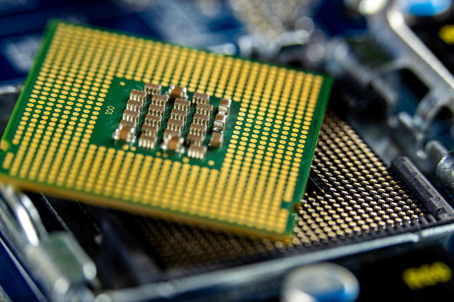 Primer plano detallado de un procesador informático sobre una placa base, ilustrando la complejidad técnica de los semiconductores.