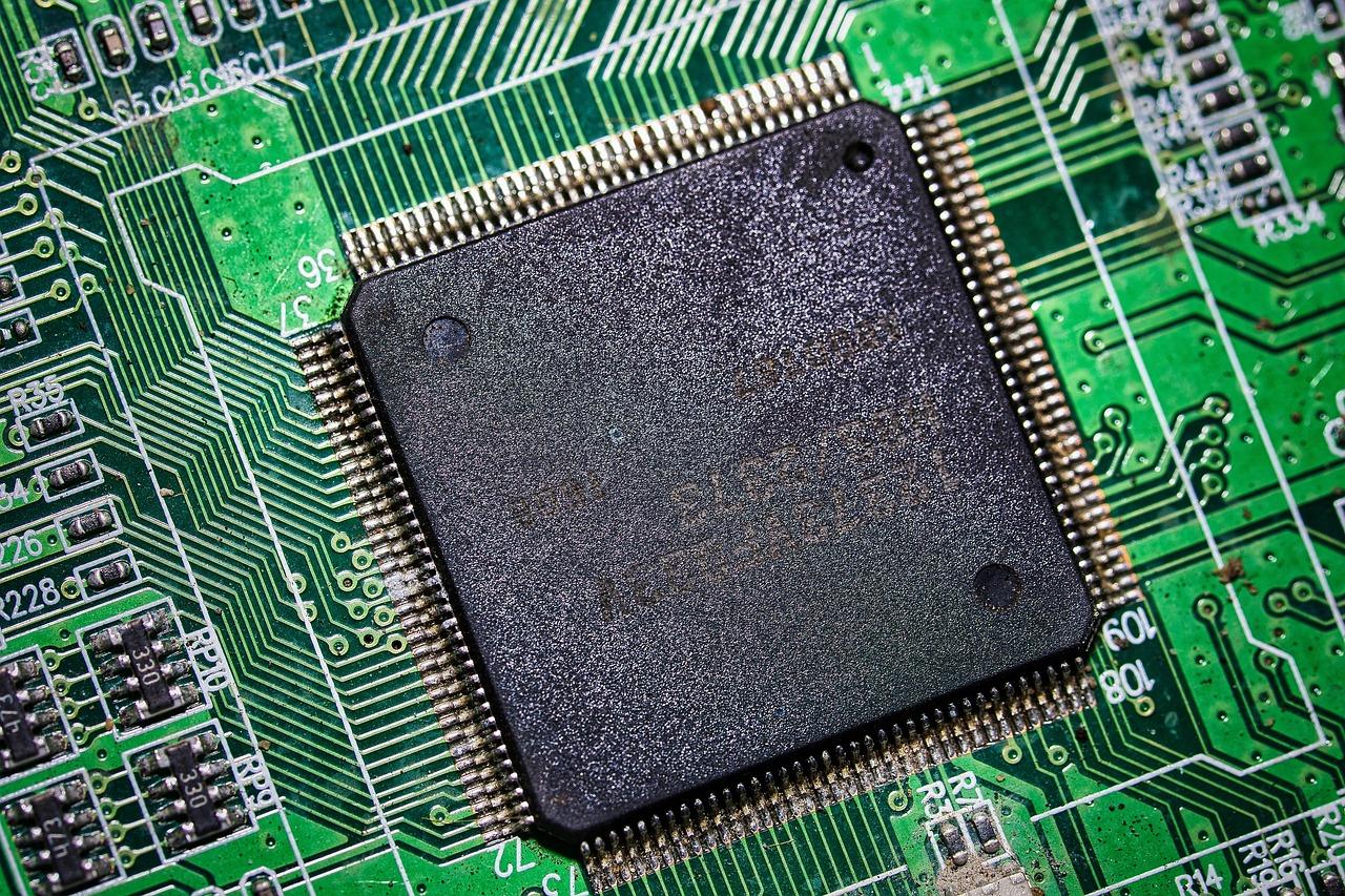 Microchip antiguo y desgastado con signos de degradación física, representando los fallos y defectos en el hardware electrónico. Microchip antiguo y desgastado con signos de degradación física, representando los fallos y defectos en el hardware electrónico.