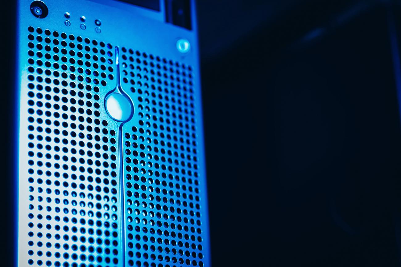 Rack de servidores moderno con iluminación azul en un centro de datos, representando el entorno de contenedores y despliegue.