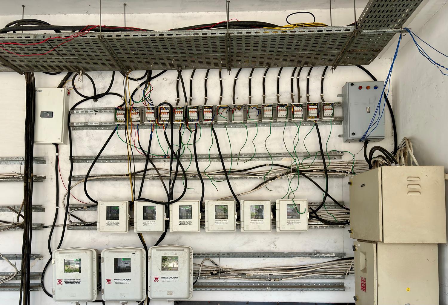 Complejo entramado de cables eléctricos y cuadros de mando industriales, ejemplificando la deuda técnica y la falta de mantenimiento.