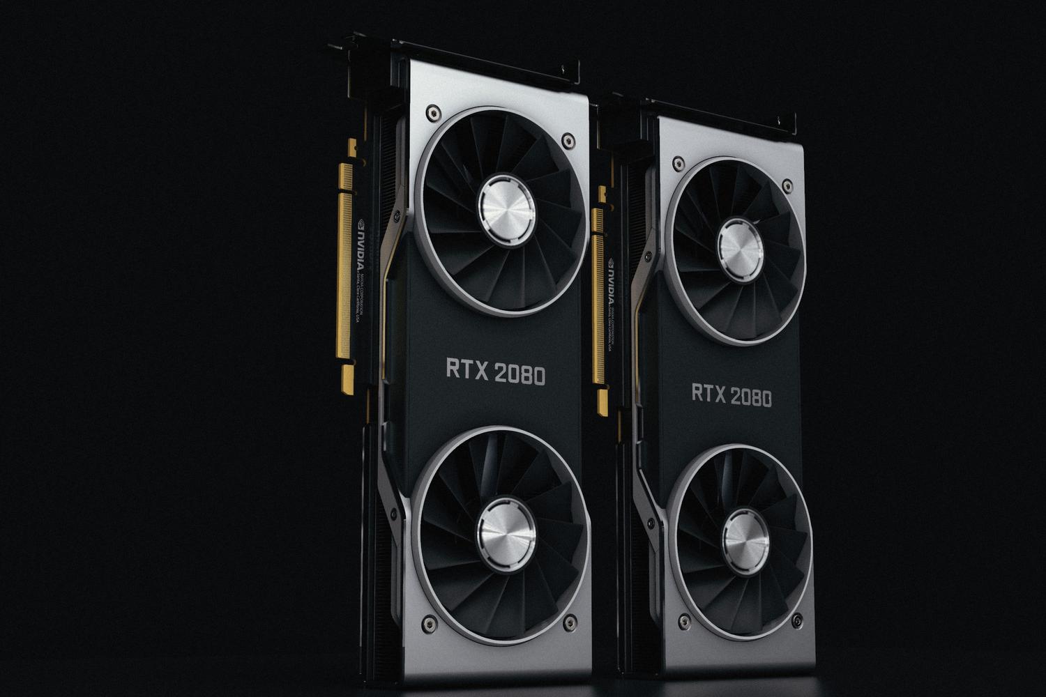 Primer plano de dos tarjetas gráficas NVIDIA GeForce RTX 2080 Founders Edition sobre un fondo negro, representando hardware de alto rendimiento para producción.