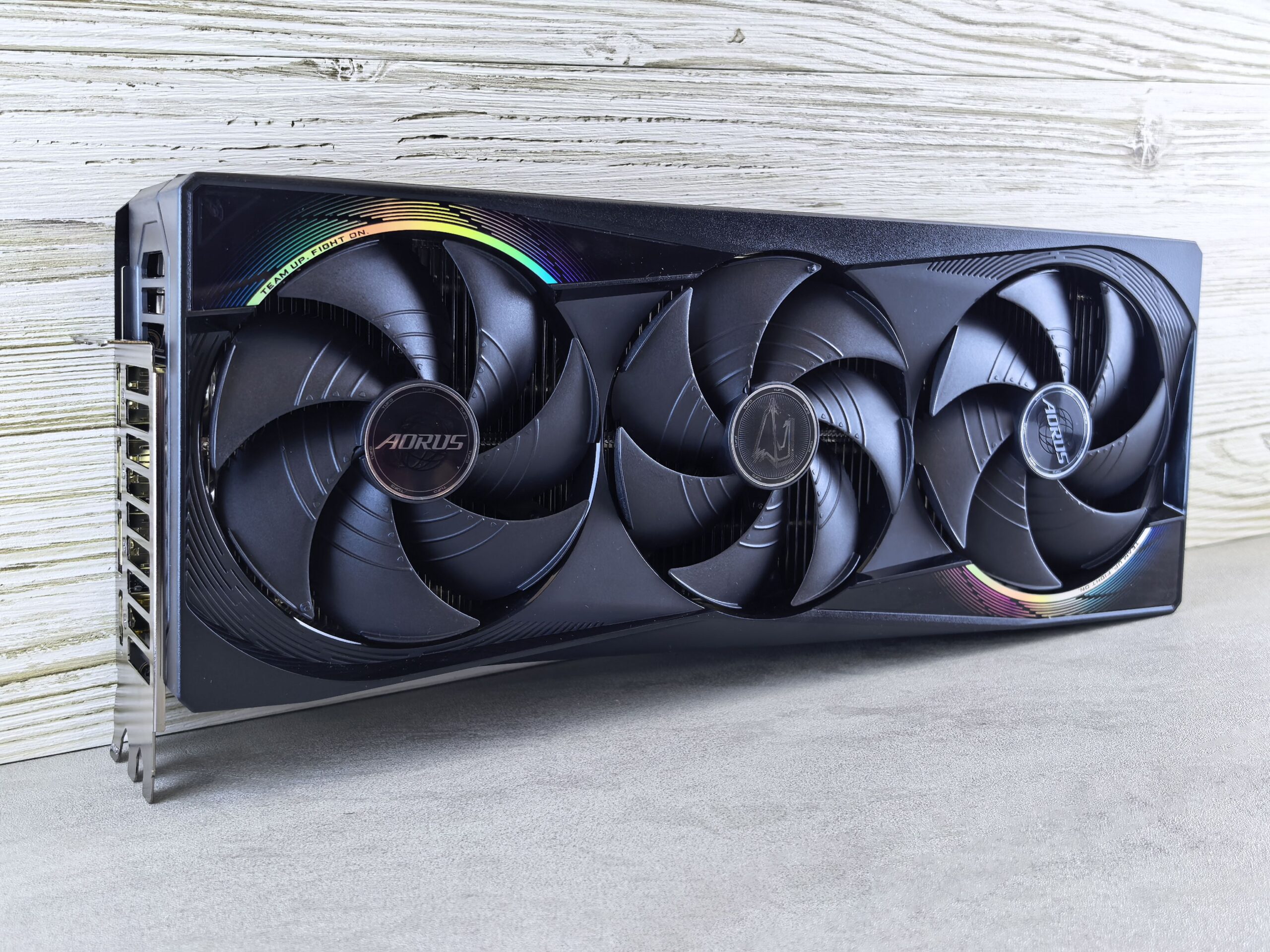 GPU moderna con iluminación RGB, simbolizando la potencia y el rendimiento gráfico actual.