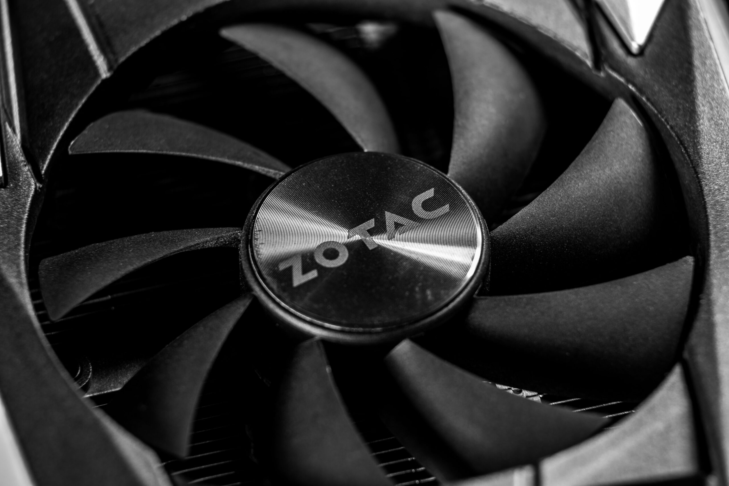 Detalle técnico del ventilador de una tarjeta gráfica, haciendo referencia a la arquitectura y el hardware interno.