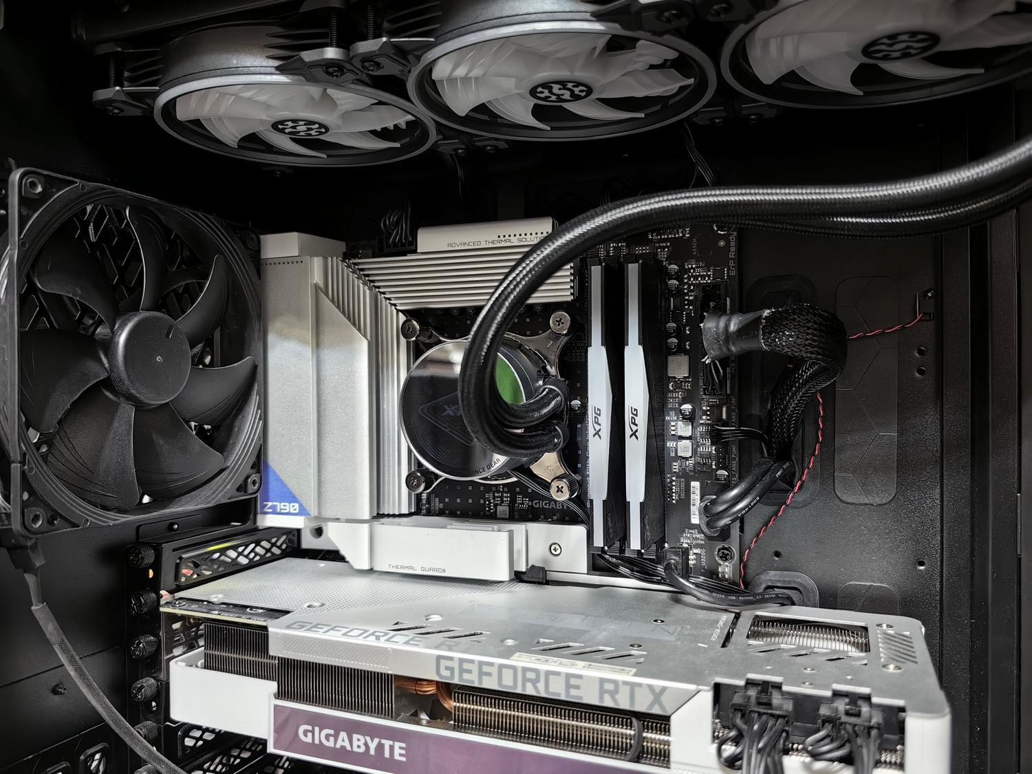 Interior de un PC de alto rendimiento mostrando una GPU GeForce RTX y un sistema de refrigeración avanzado
