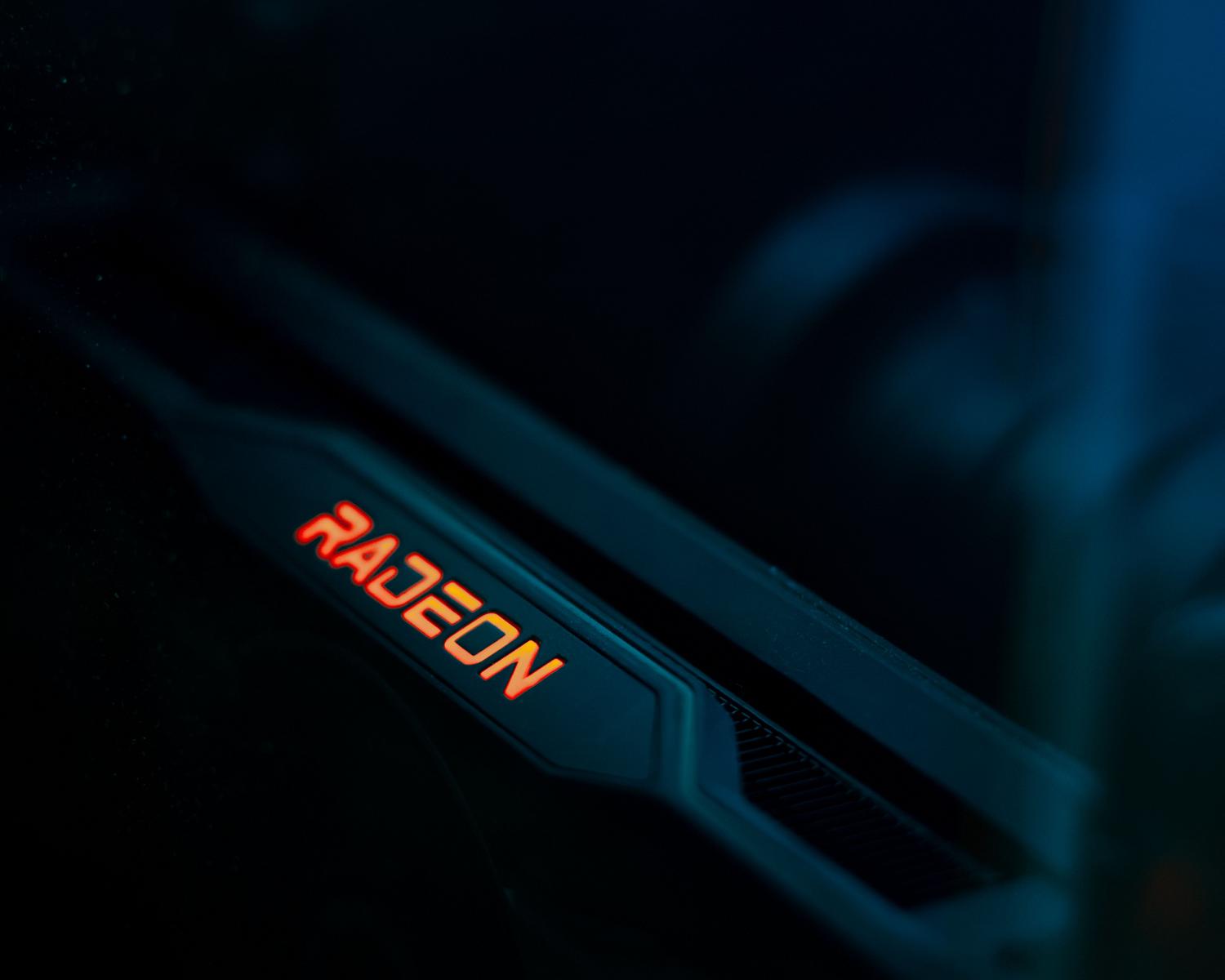 Detalle de una tarjeta gráfica AMD Radeon con iluminación LED, representando hardware de alto rendimiento