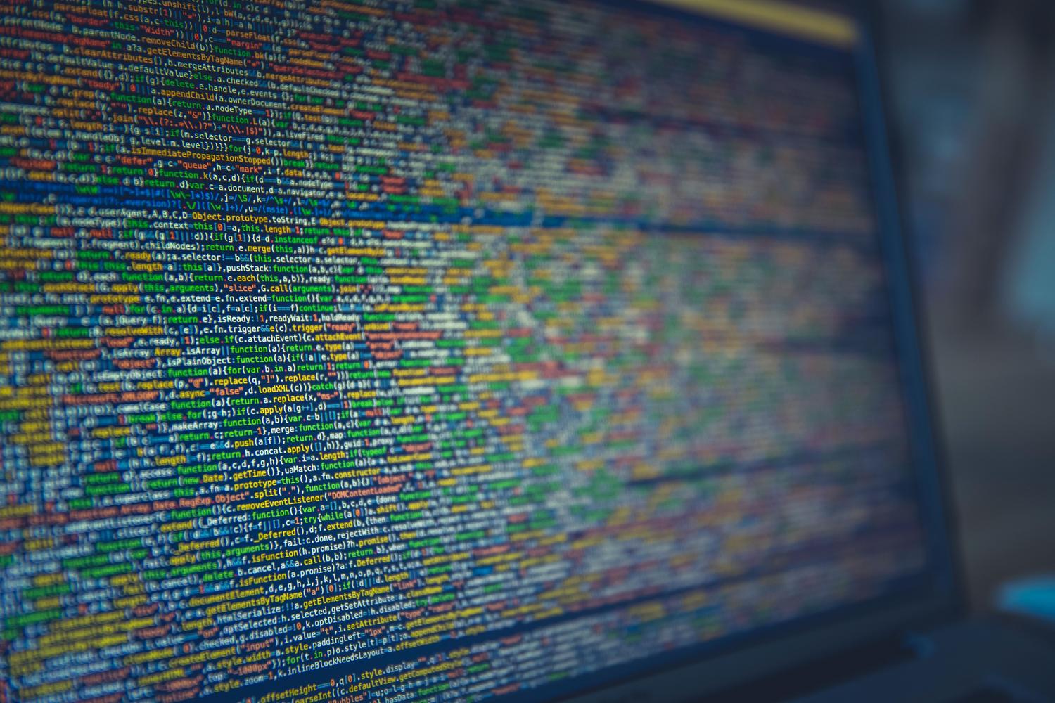 Líneas de código de programación en una pantalla, simbolizando la optimización de drivers y ajustes del registro de Windows.