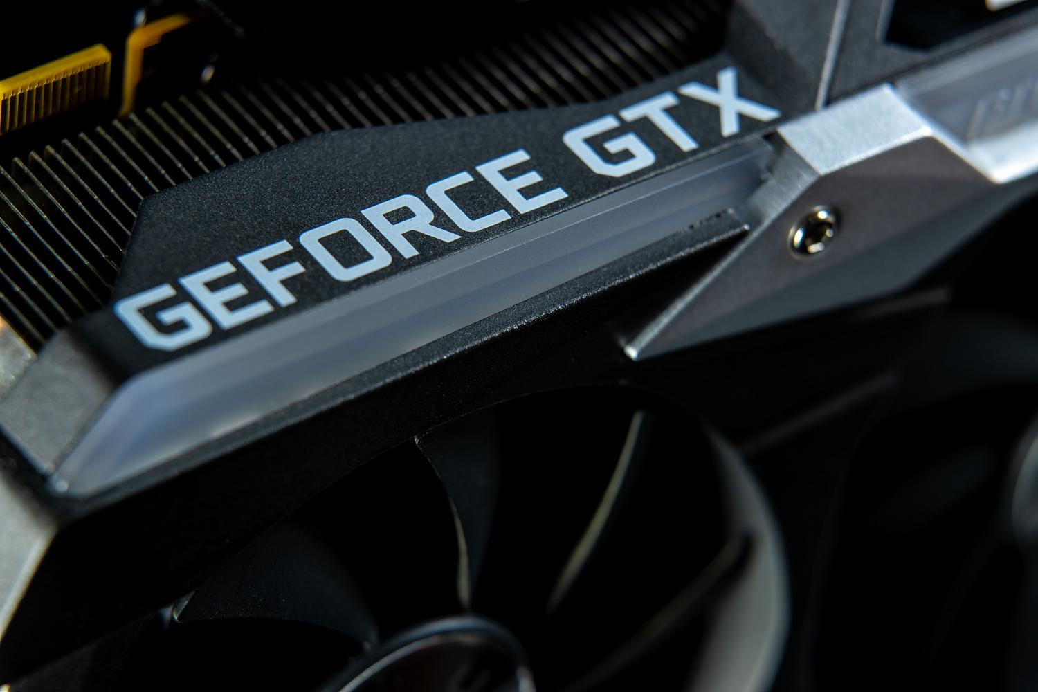 Detalle de los componentes internos de una tarjeta gráfica GeForce GTX, destacando el hardware de video.