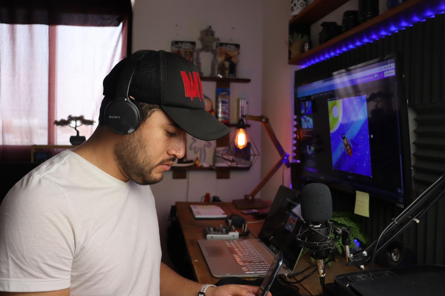 Músico independiente produciendo música en su estudio casero con tratamiento acústico