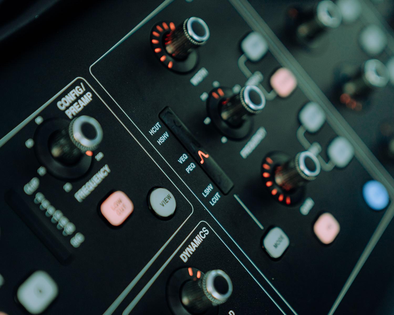 Primer plano detallado de los controles y perillas de una interfaz de audio profesional