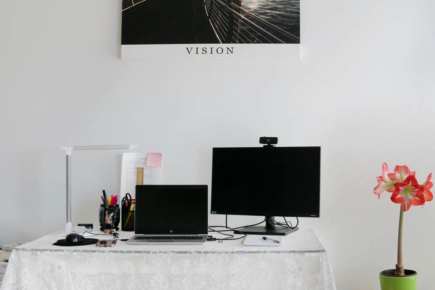 Espacio de trabajo moderno con portátil y monitor, entorno ideal para configurar controladores de cámara en Windows.