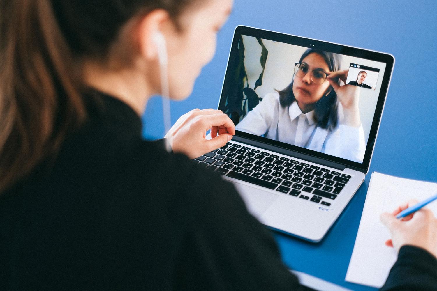 Mujer profesional participando en una videoconferencia, resaltando la importancia de una captura de vídeo nítida.