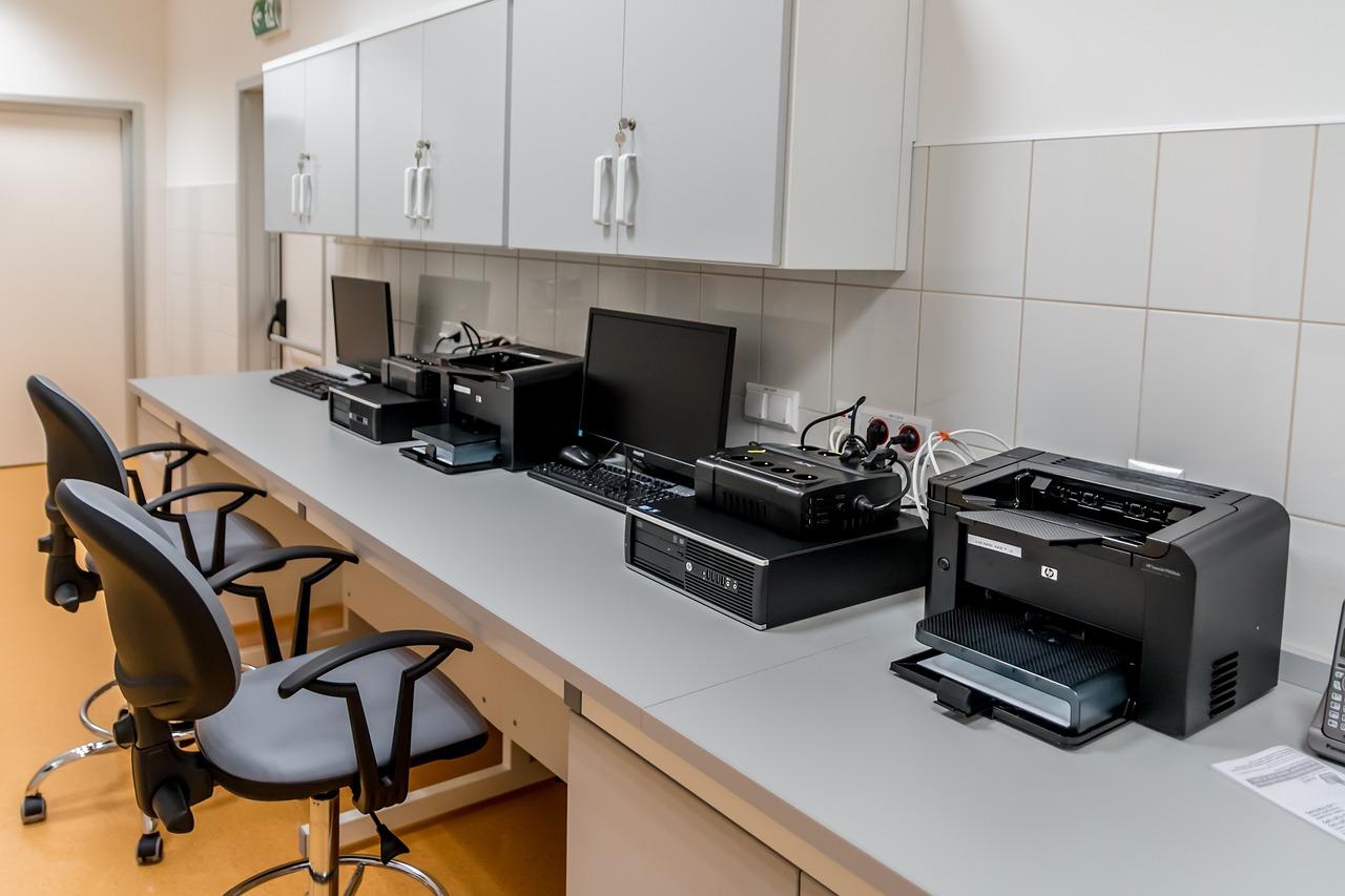 Puesto de trabajo con ordenador y impresora configurado como servidor de impresión.