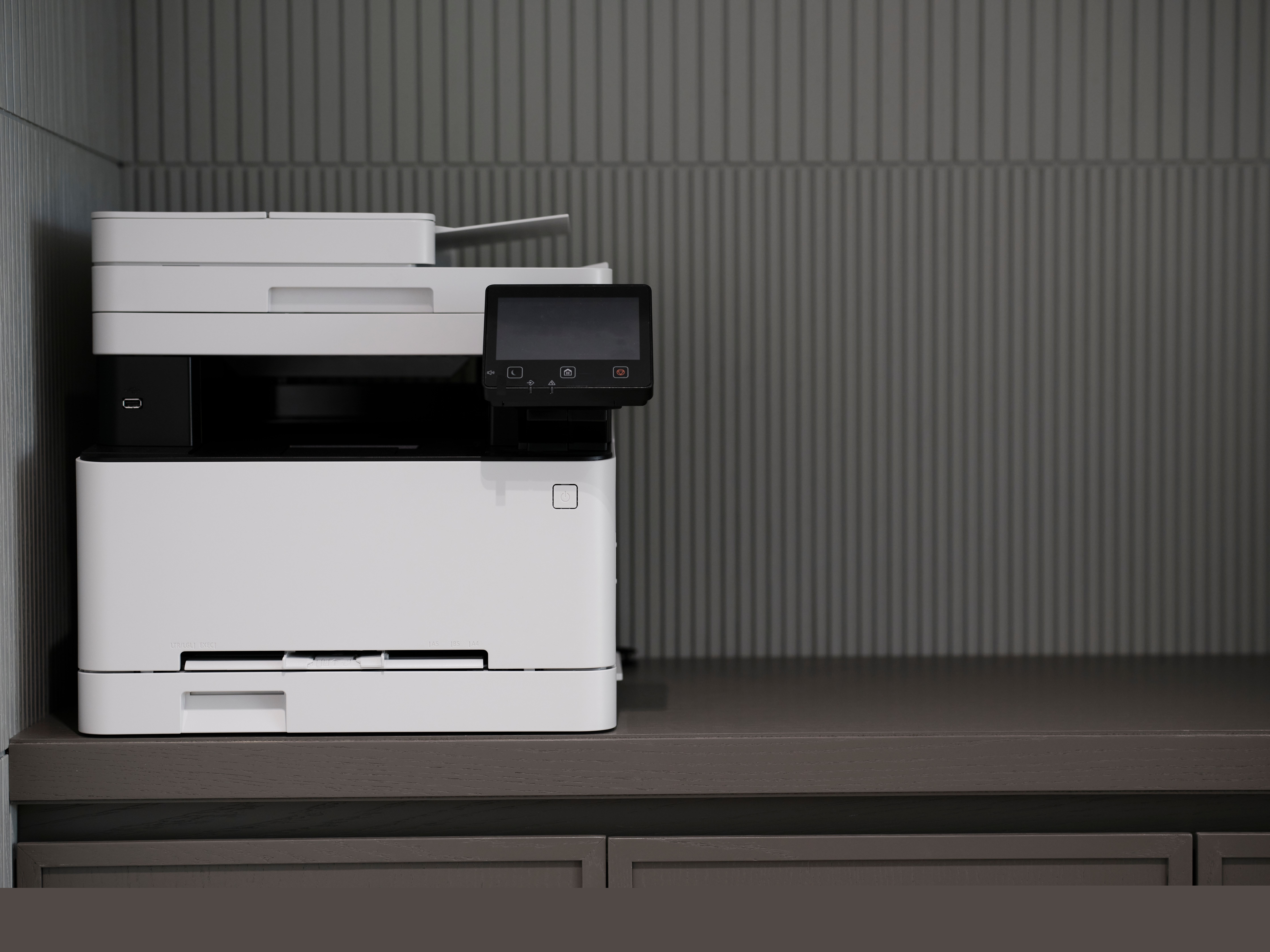 Impresora moderna y elegante situada en un escritorio de oficina blanco y minimalista Impresora moderna y elegante situada en un escritorio de oficina blanco y minimalista