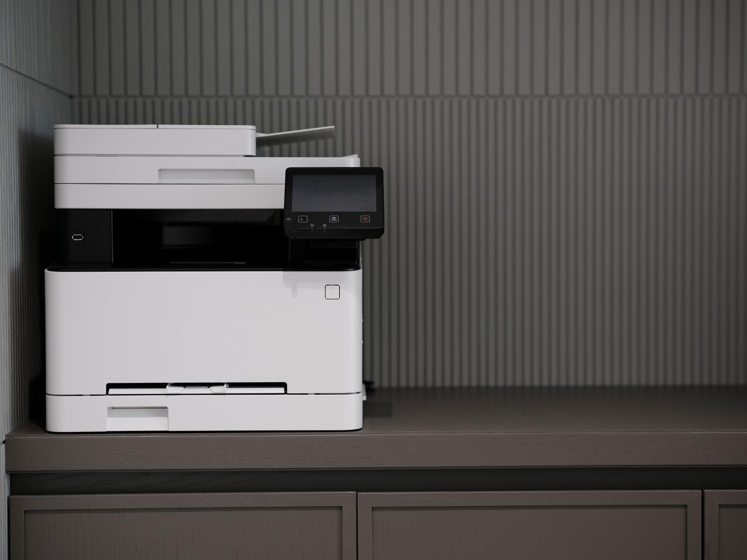 Impresora multifunción moderna en un escritorio de oficina minimalista, representando la tecnología y eficiencia.