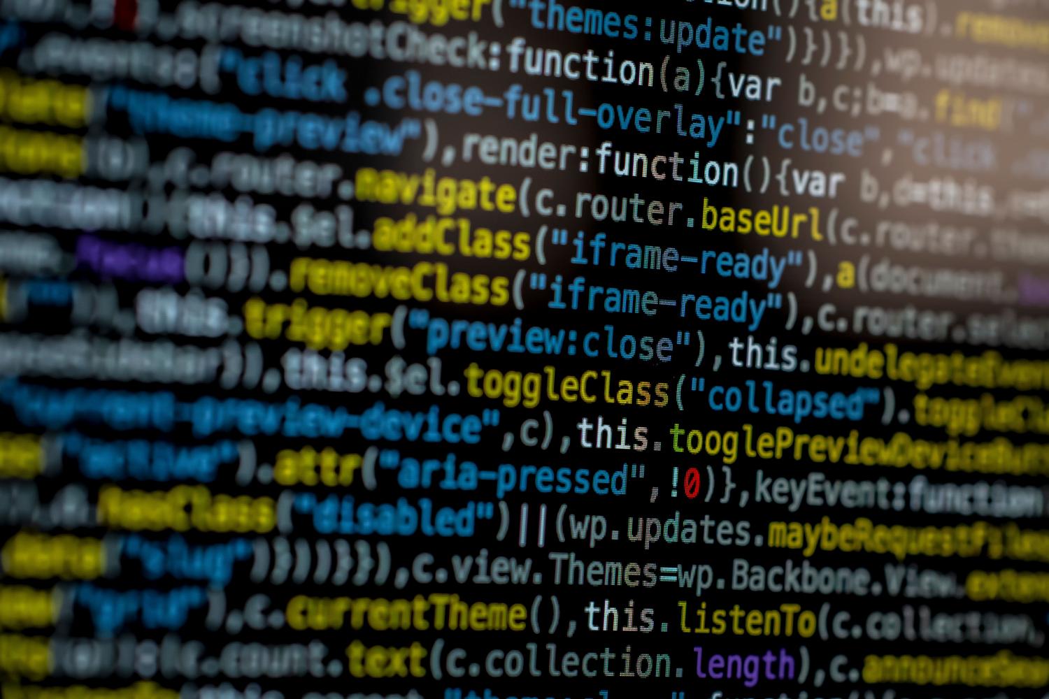 Detalle de líneas de código en una pantalla de ordenador, representando los trucos avanzados y el uso de comandos ipconfig en la consola de Windows.