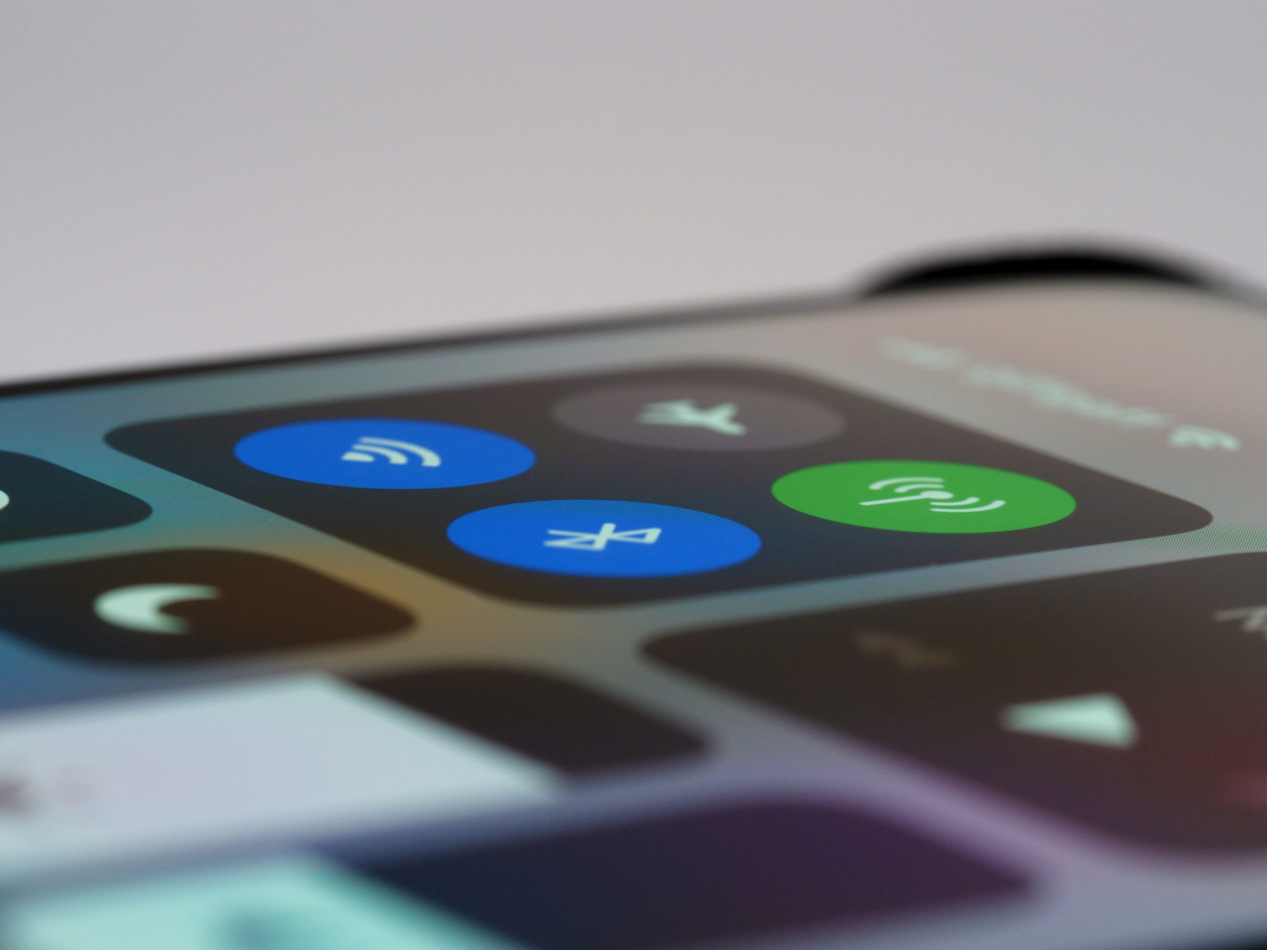Pantalla de smartphone mostrando iconos de red inalámbrica y Bluetooth, representando los ajustes de conexión y la estabilidad de la señal.
