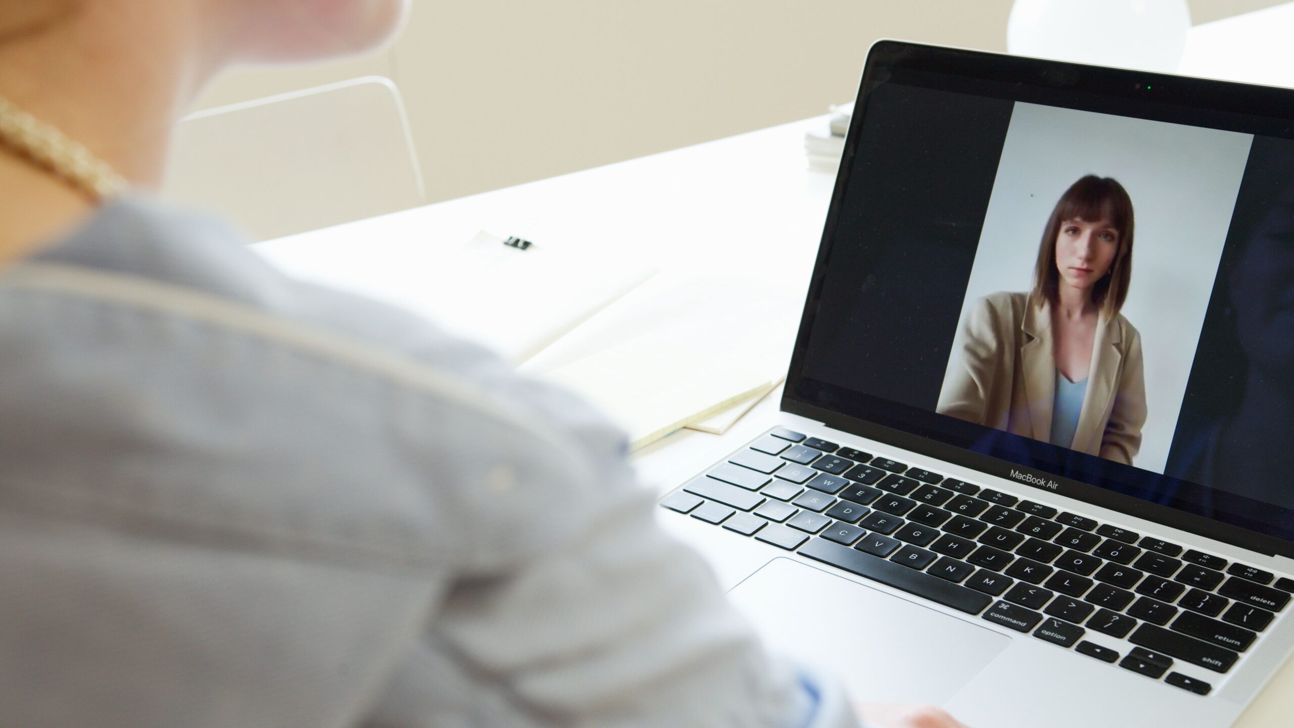 Primer plano de una pantalla de laptop mostrando un encuadre y calidad de imagen profesionales en una videollamada