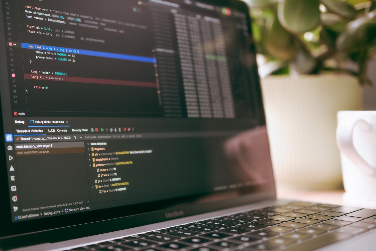 Pantalla de portátil mostrando líneas de código y herramientas de depuración, ideal para la sección de comandos SFC, DISM y PowerShell. Pantalla de portátil mostrando líneas de código y herramientas de depuración, ideal para la sección de comandos SFC, DISM y PowerShell.