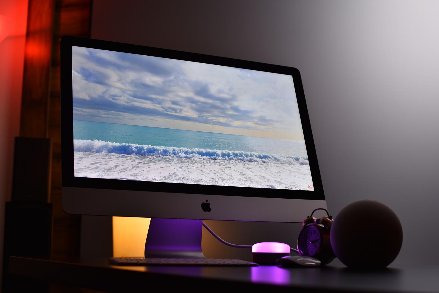 iMac moderno funcionando correctamente en un escritorio limpio, representando el estado final tras una reparación exitosa de disco.