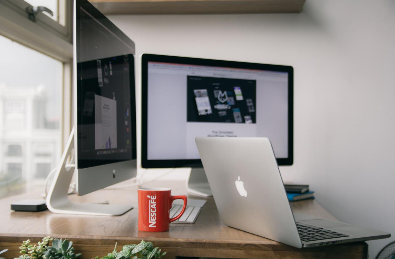 Espacio de trabajo productivo con diversos dispositivos Apple, ideal para concluir el artículo sobre la recuperación de la funcionalidad del Mac.