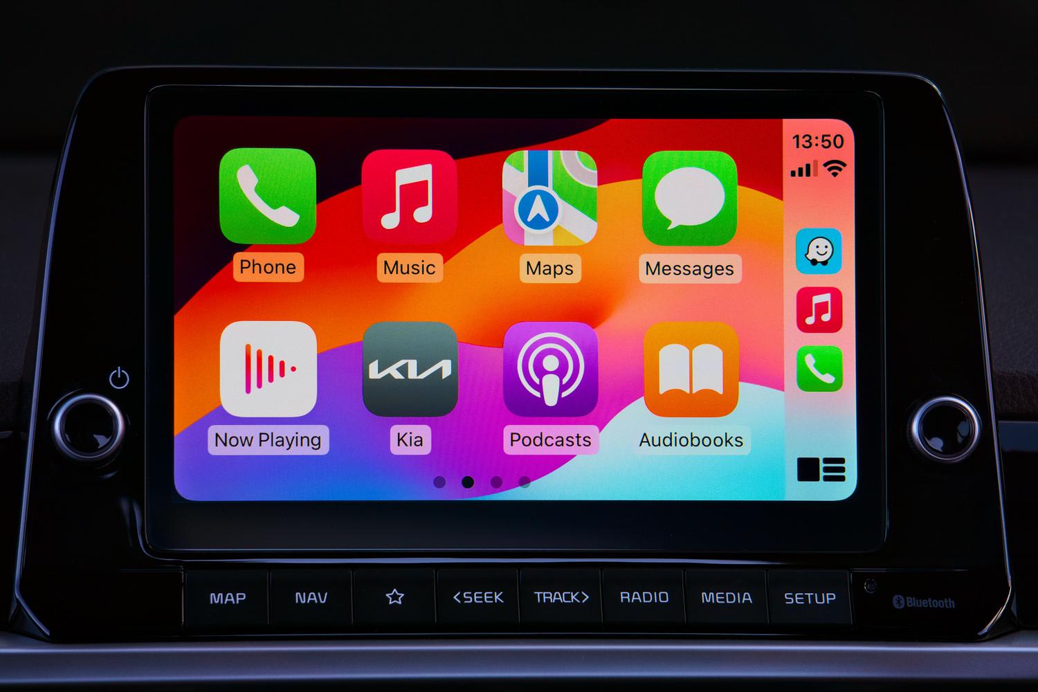 Pantalla táctil moderna de un coche mostrando el centro de conectividad, perfecta para la sección de errores de vinculación en vehículos.