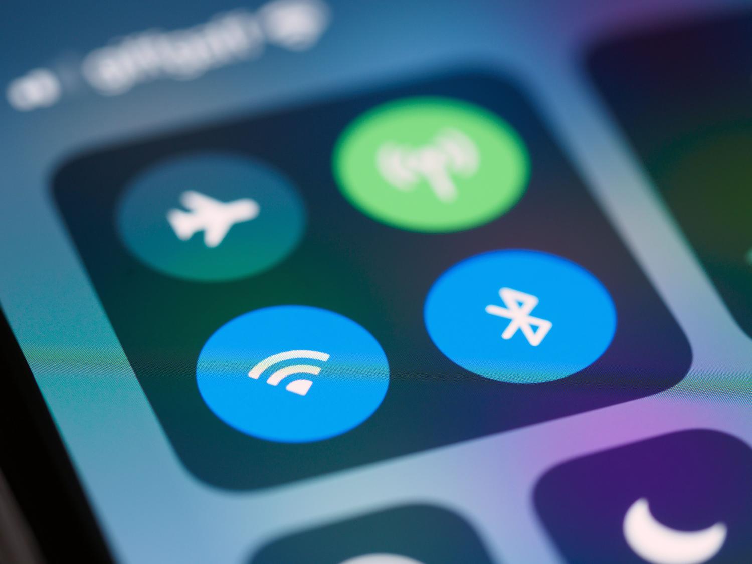 Detalle del panel de control de un smartphone mostrando los iconos de conectividad inalámbrica, representando la configuración y actualización de firmware.