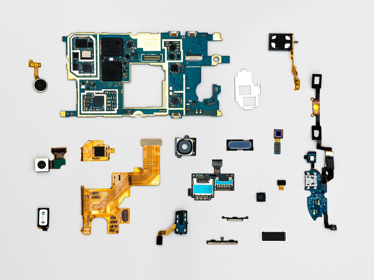 Vista explosionada de los componentes internos de un smartphone para ilustrar la conexión física entre el hardware y el firmware.