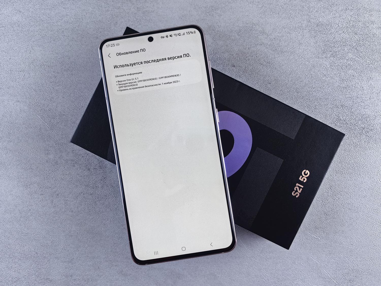 Pantalla de actualización de software en un smartphone, representando la interfaz de actualización del sistema operativo.