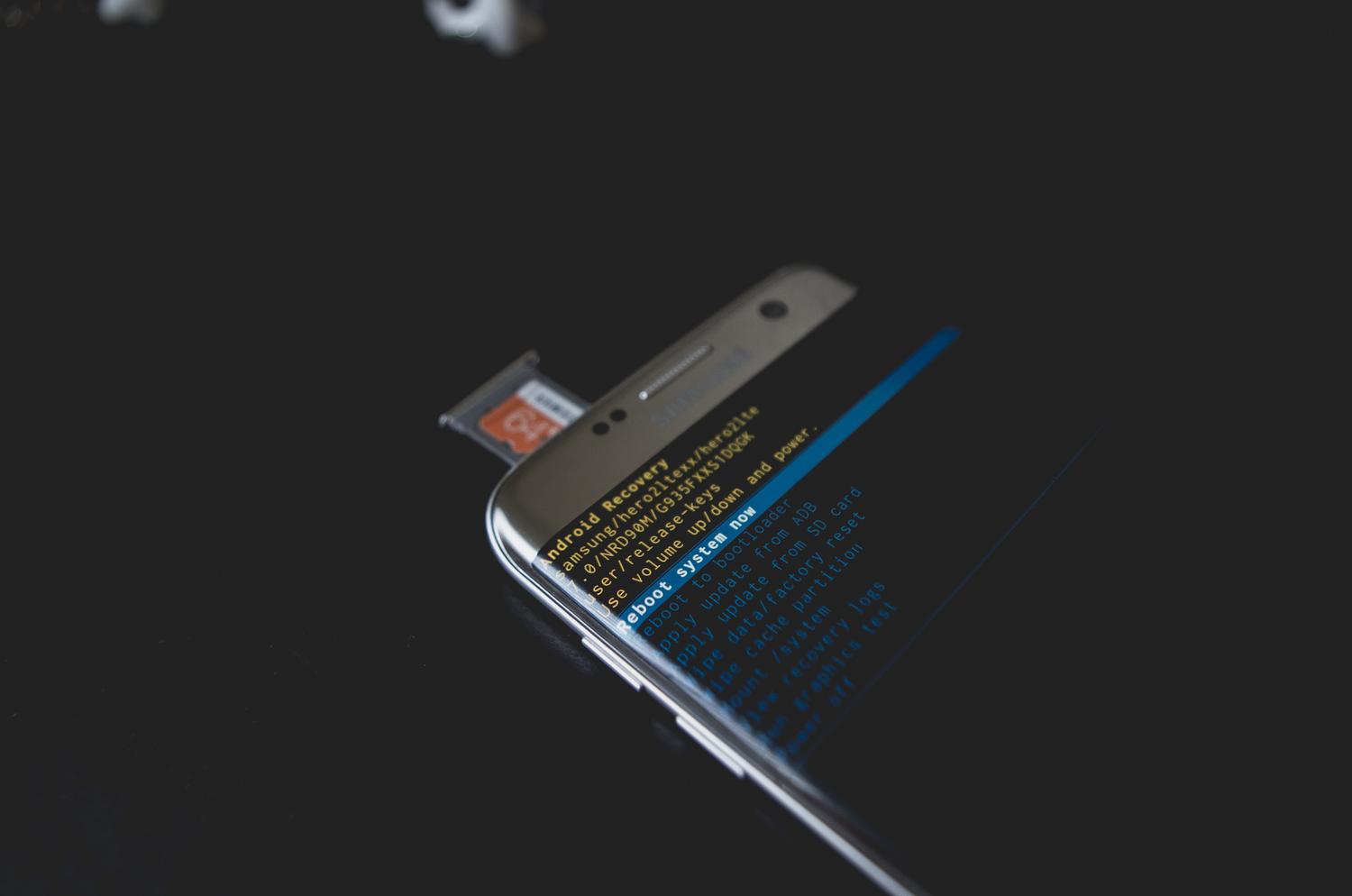 Teléfono móvil en modo de recuperación de Android, representando un dispositivo 'brickeado' o con errores graves durante la actualización.