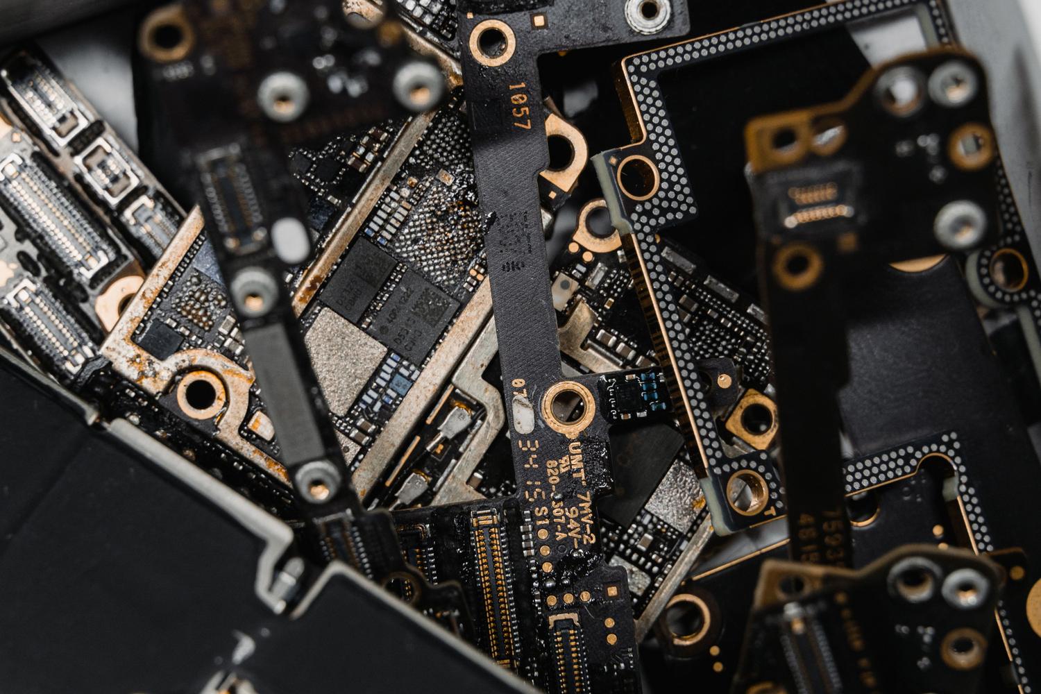 Primer plano detallado de microchips en una placa de circuito, representando el concepto de firmware y microcódigo de bajo nivel.