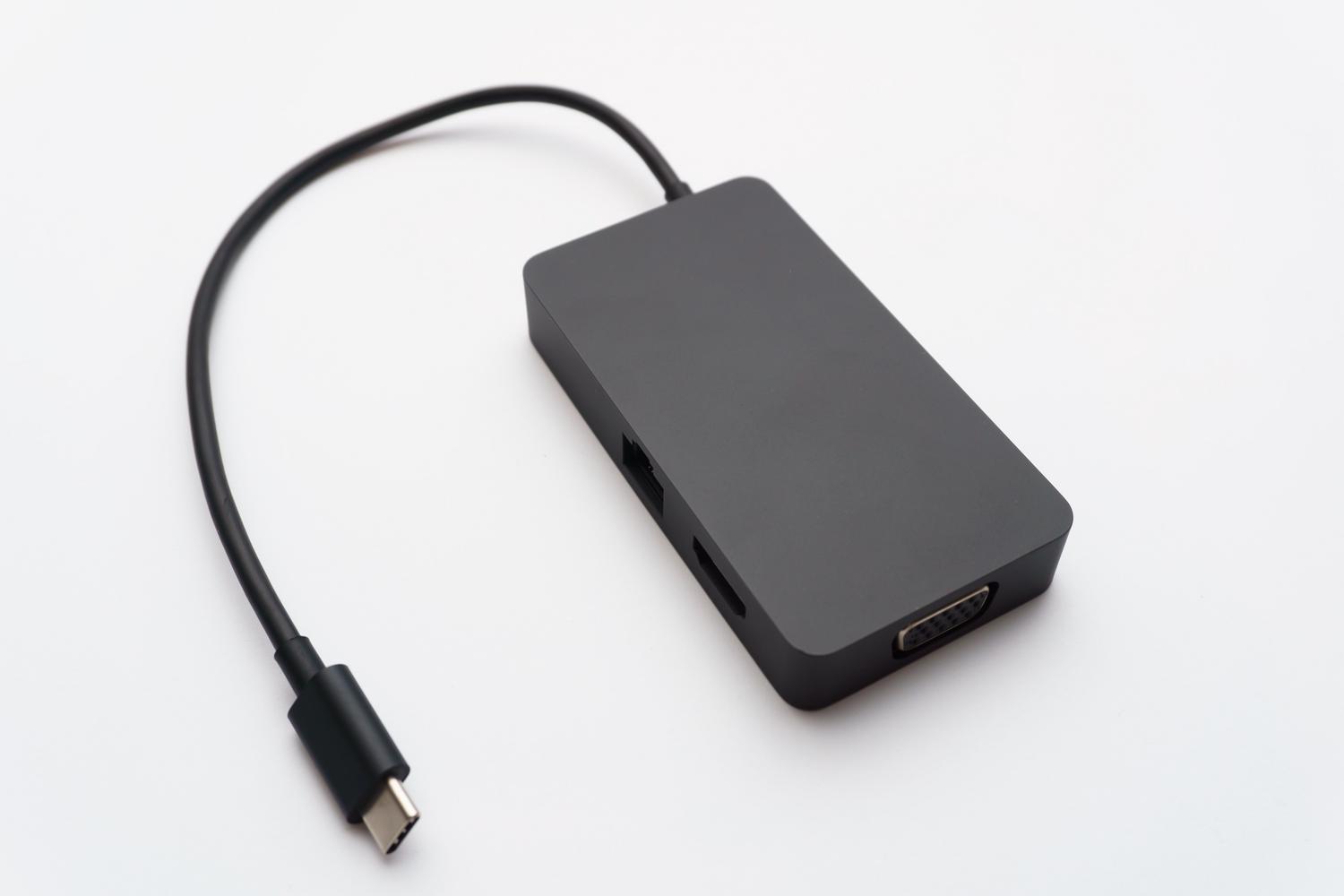 Hub USB-C con múltiples puertos, esencial para gestionar la conexión de varios periféricos.