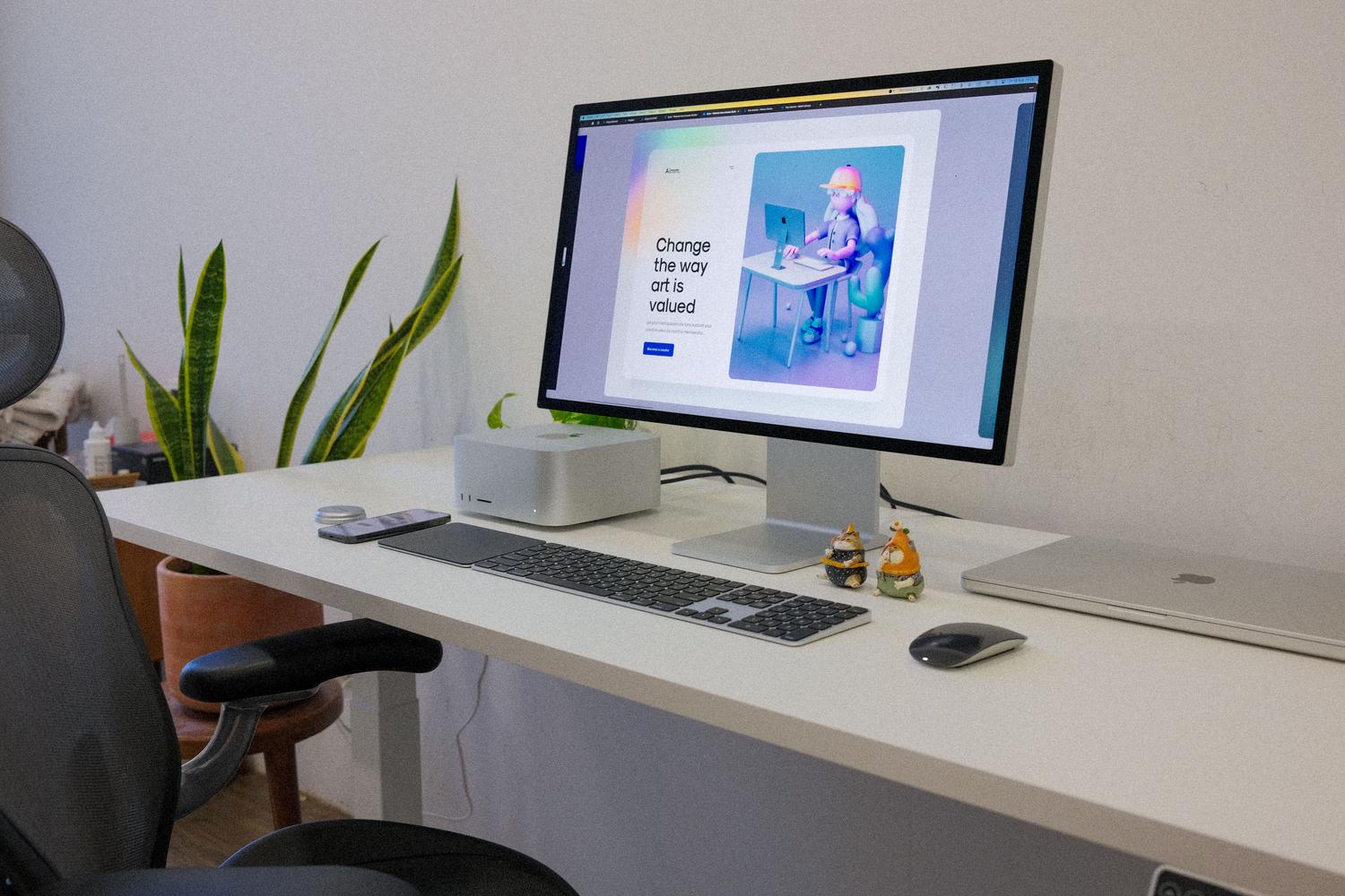 Espacio de trabajo profesional de alta gama con Mac Studio y MacBook Pro sobre un escritorio blanco