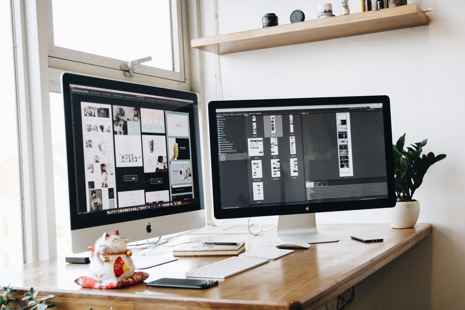 Estación de trabajo de un profesional creativo con configuración de doble monitor Mac