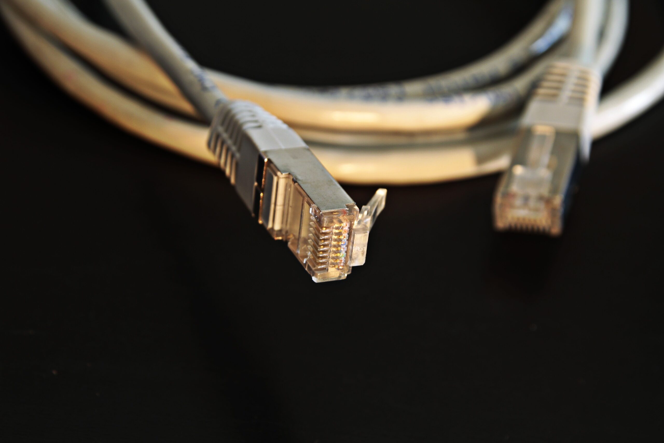 Primer plano de un cable Ethernet de red, representando la solución práctica para recuperar la conectividad cuando fallan los controladores de Wi-Fi.