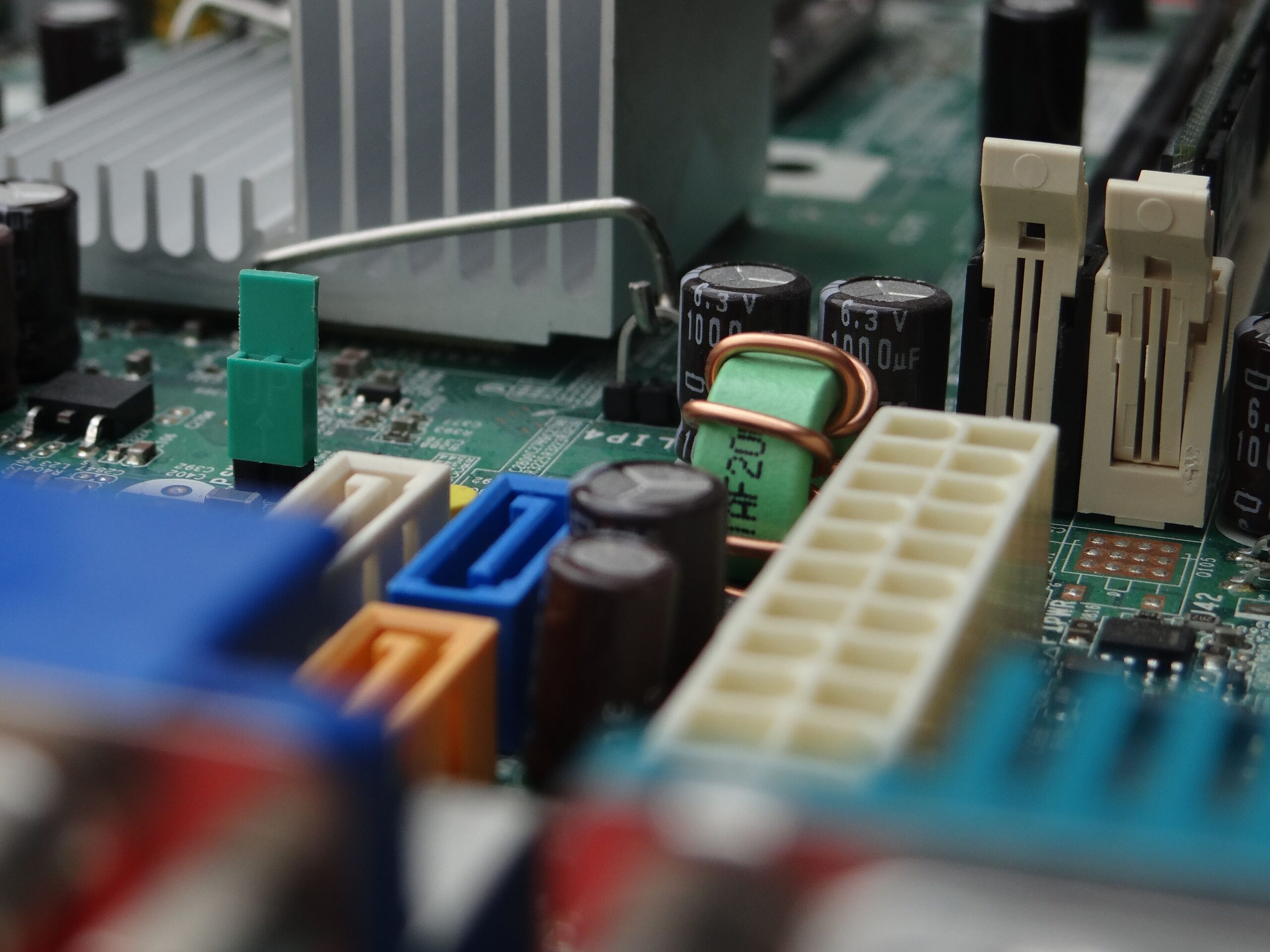 Vista detallada de una placa base de computadora, ilustrando la arquitectura del hardware y la interacción con el núcleo en Linux.