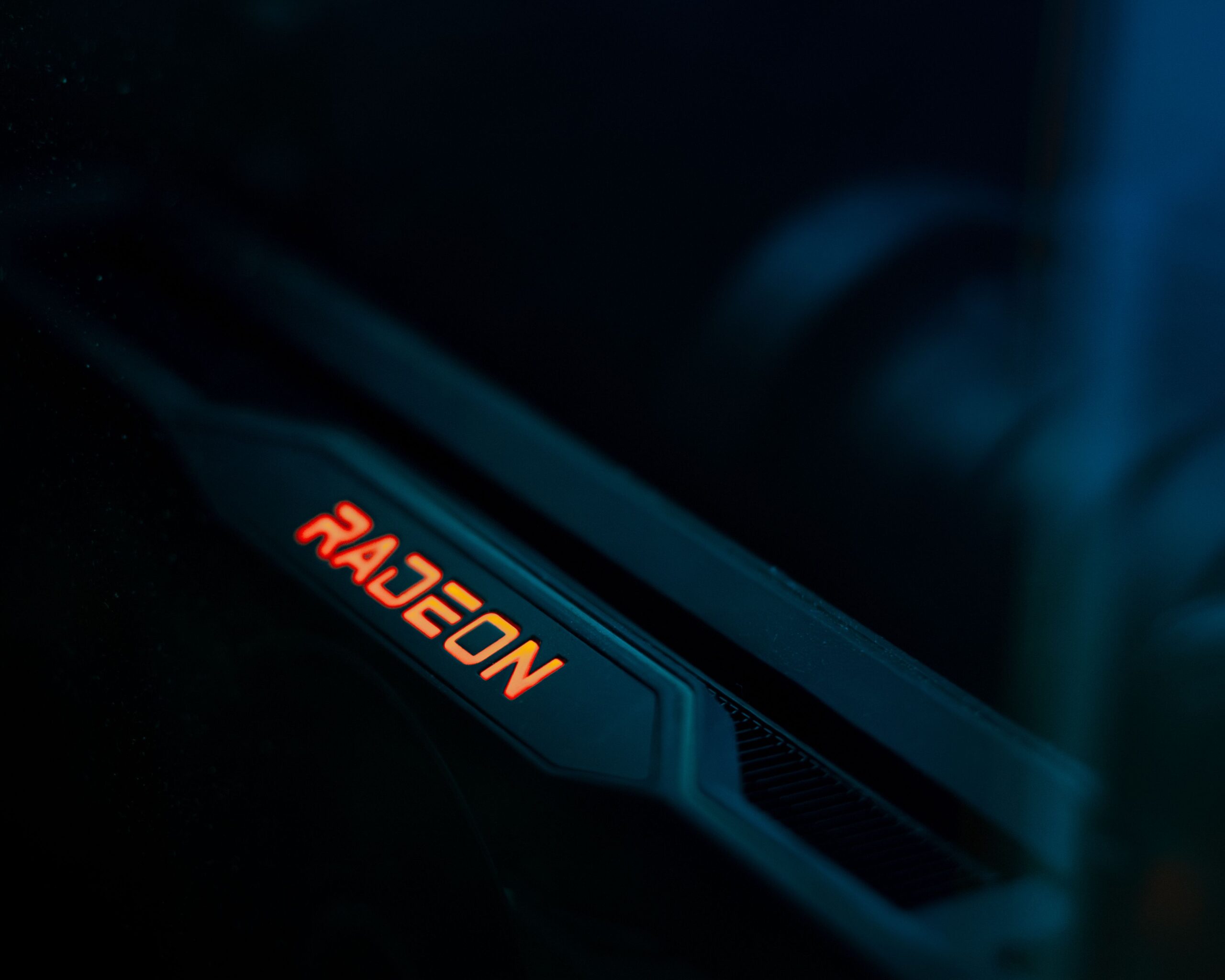 Vista detallada de una tarjeta gráfica Radeon iluminada, ilustrando las complejidades de los controladores de GPU en Linux.