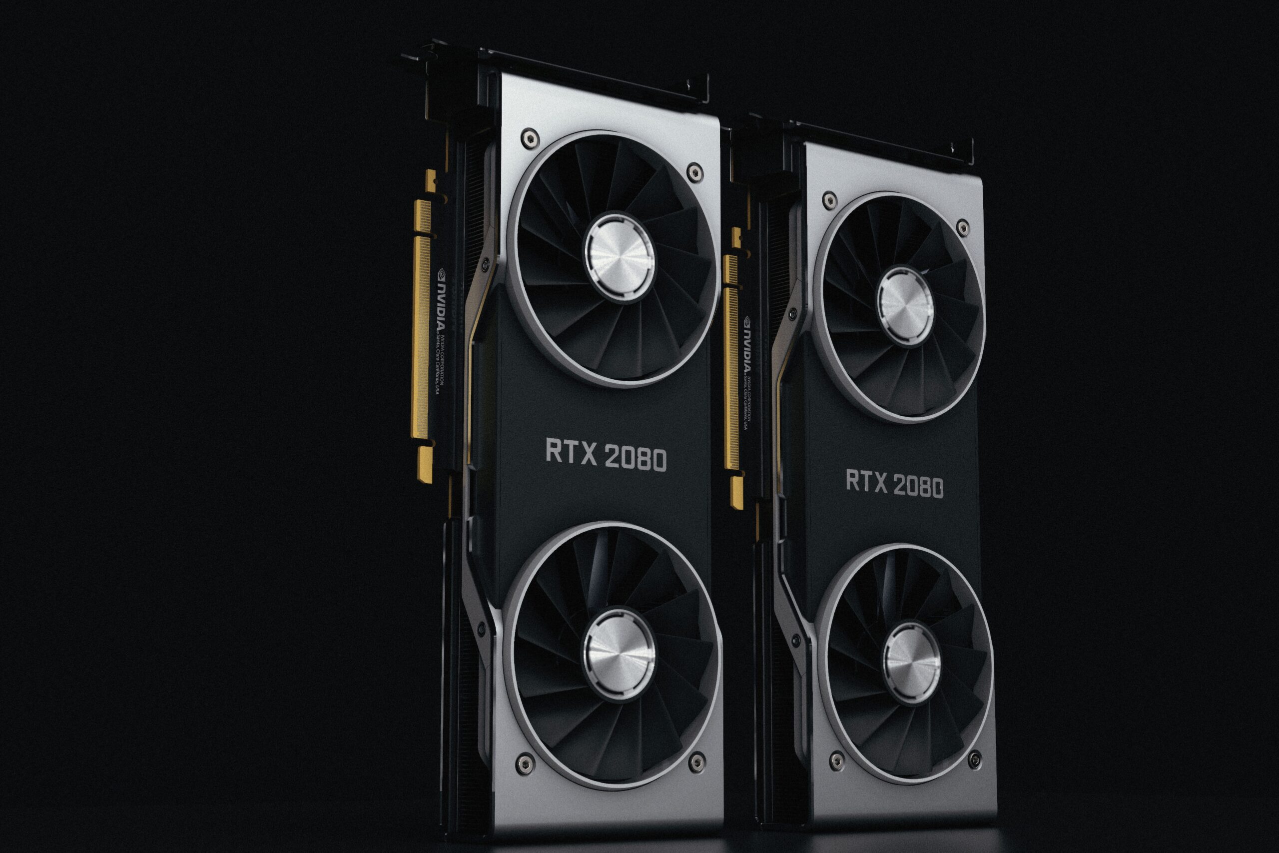 Tarjetas gráficas NVIDIA de alto rendimiento, representando el uso de controladores propietarios y sus desafíos específicos.